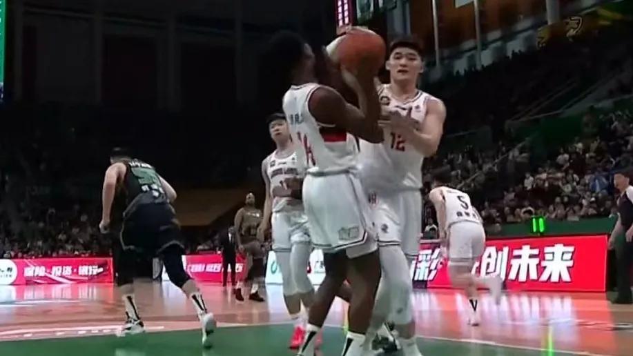 一场135-108,让CBA卫冕冠军打疯了,七人得分上双,全面碾压!