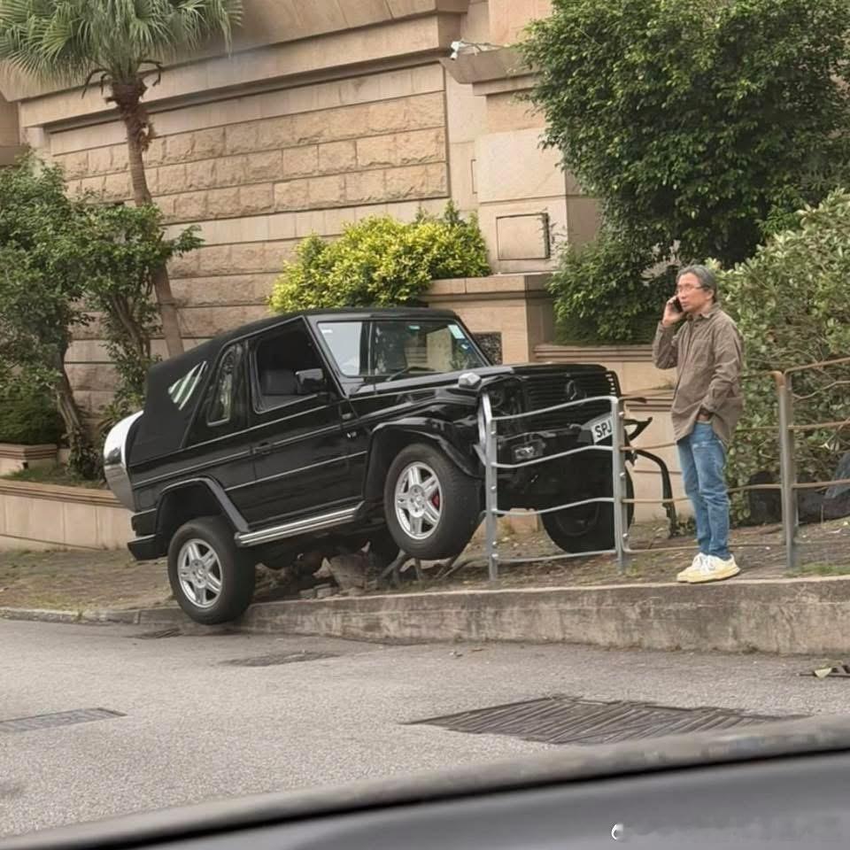 今天最轰动香港的一次车祸，又少1台双门大G，还好司机陈导演还在那里打电话