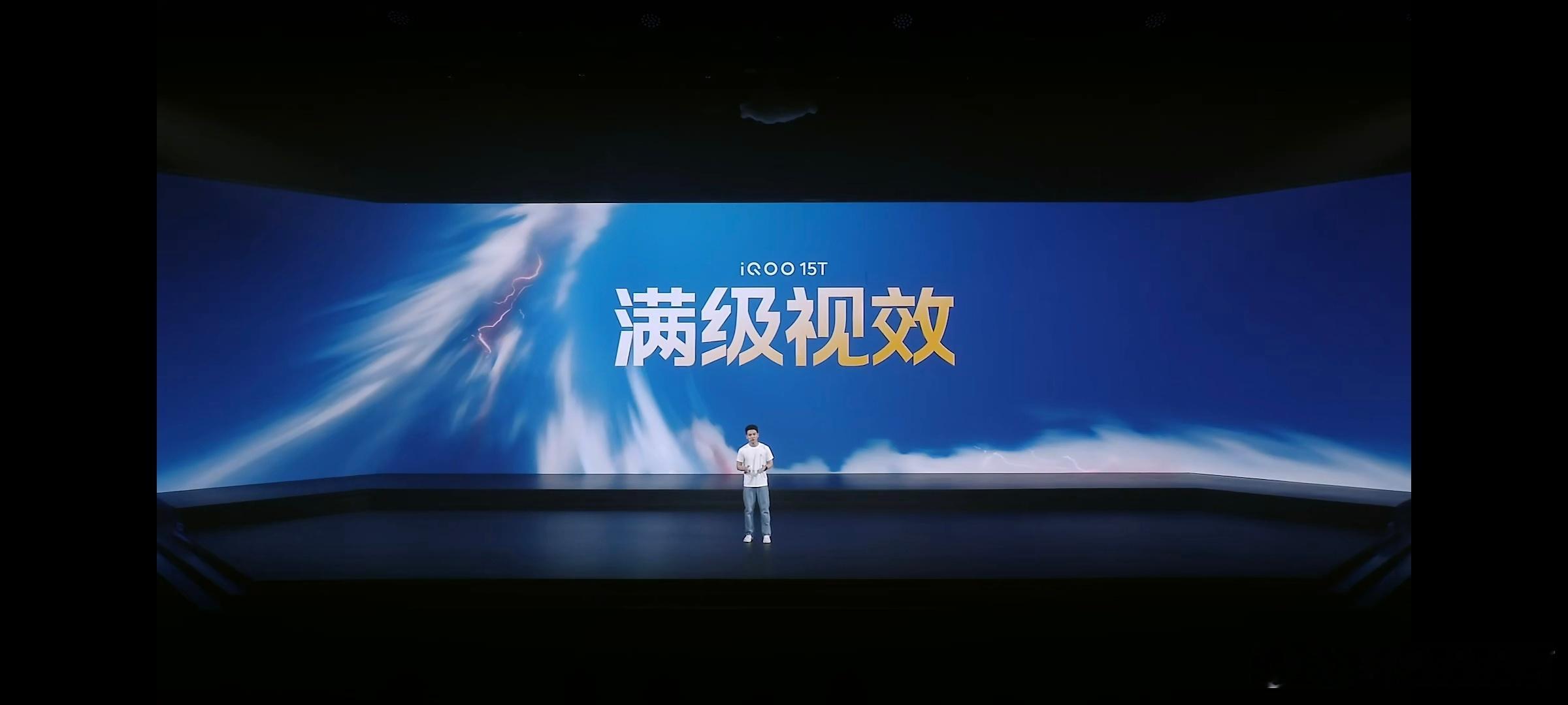 iQOO15T搭载2K珠峰屏，这是国产屏巅峰产品，Q10+发光器件&2K8T
