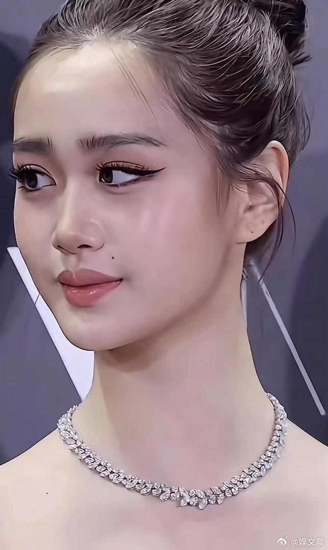 钟丽缇的小女儿考拉也太会长了吧！颜值精致又灵动，真的越看越好看～