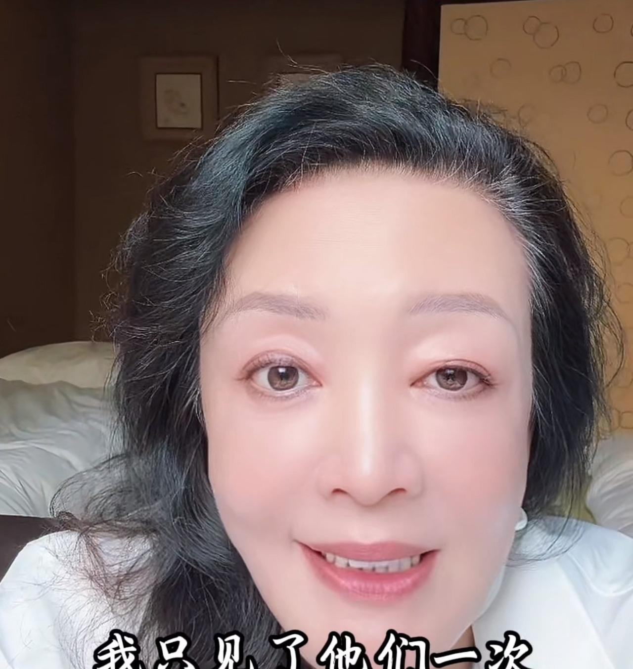 果然在霖霖心里奶奶是最有qian的[呲牙笑]刚刚张兰发视频自称又出差了！这一次虽