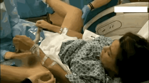 刷到个“硬核妈妈”！生孩子堪比拉大号，自己接生全程淡定到离谱！刷到个视频直接