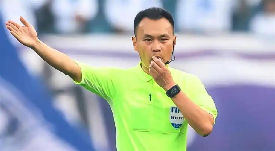 韦世豪那个球，先打肚子再弹到手臂上，而且他手臂是贴着身体的，这不算手球。裁判王竞