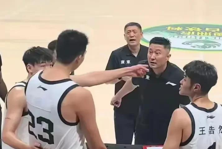 和巴西队热身赛，当时徐昕顶撞杜锋，事后徐昕向杜锋道谦，很正常。徐昕也不傻，就目前