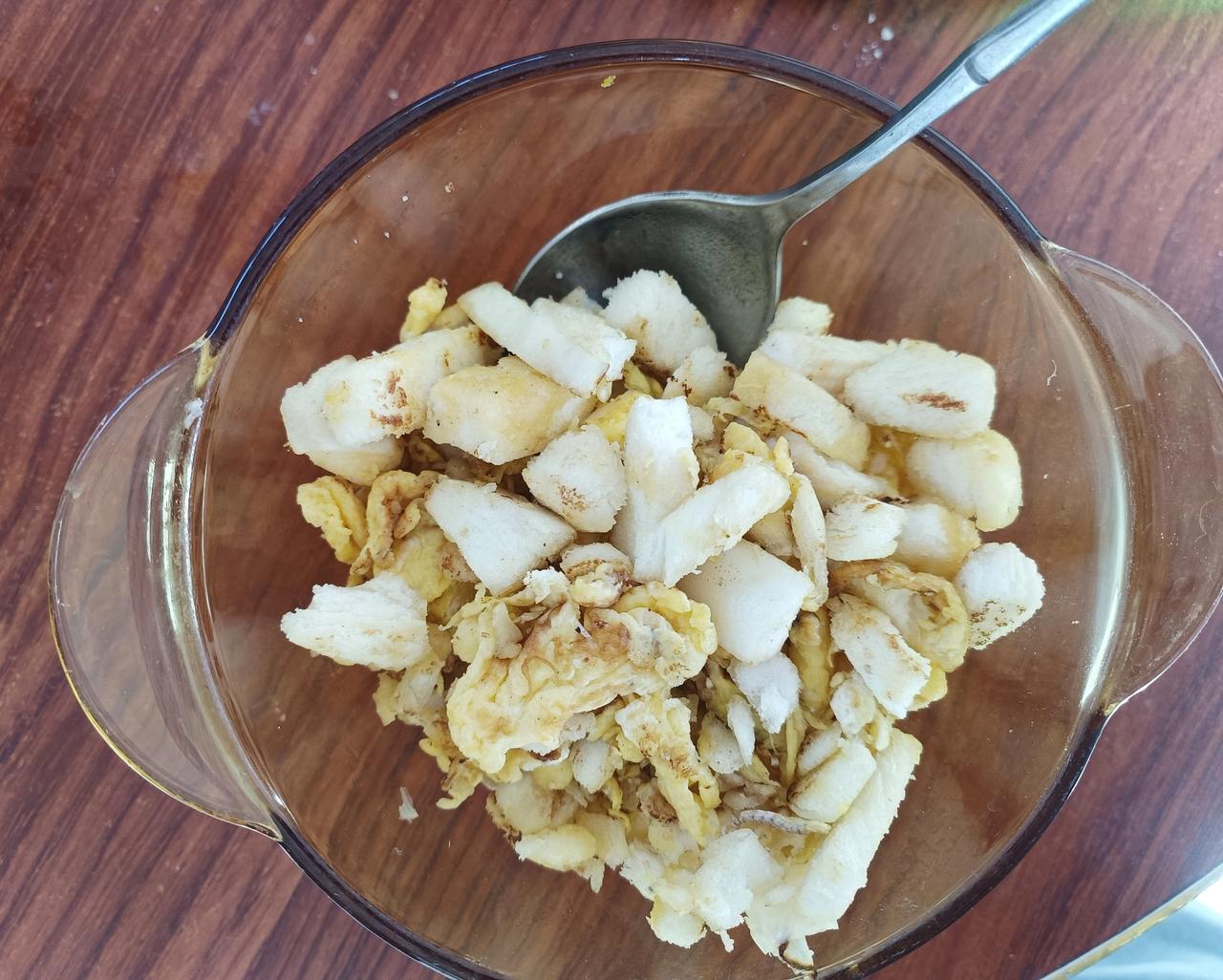 小时候不舍得吃的美味，自己终于复刻出来了。就是焦香的鸡蛋炒馒头，小时候难得吃到