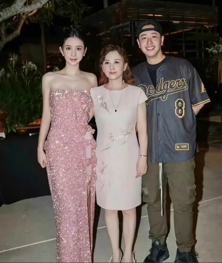 没想到潘玮柏的丈母娘比他老婆还漂亮！看来他老婆的美是纯天然原生态无疑了