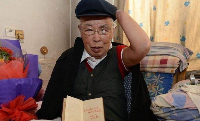 1950年长津湖战役中，17岁的朱彦夫在昏迷中被敌人划开了肚子，疼醒之后他竟然看