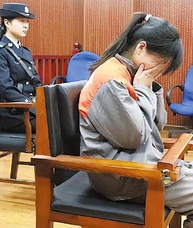 2011年河南洛阳，退役消防员李浩在家中挖地窖囚禁6名女子两年，强迫拍淫秽视频并