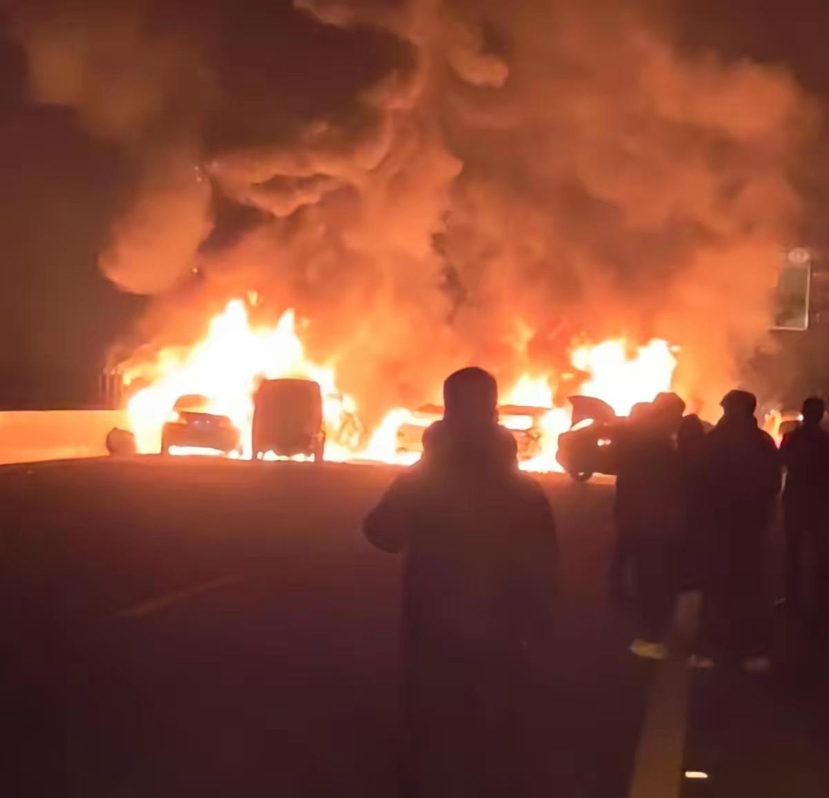 高速上拉烟花，那简直就是拉着一颗不定时炸弹啊！就在昨天晚上，醴娄高速湘潭段