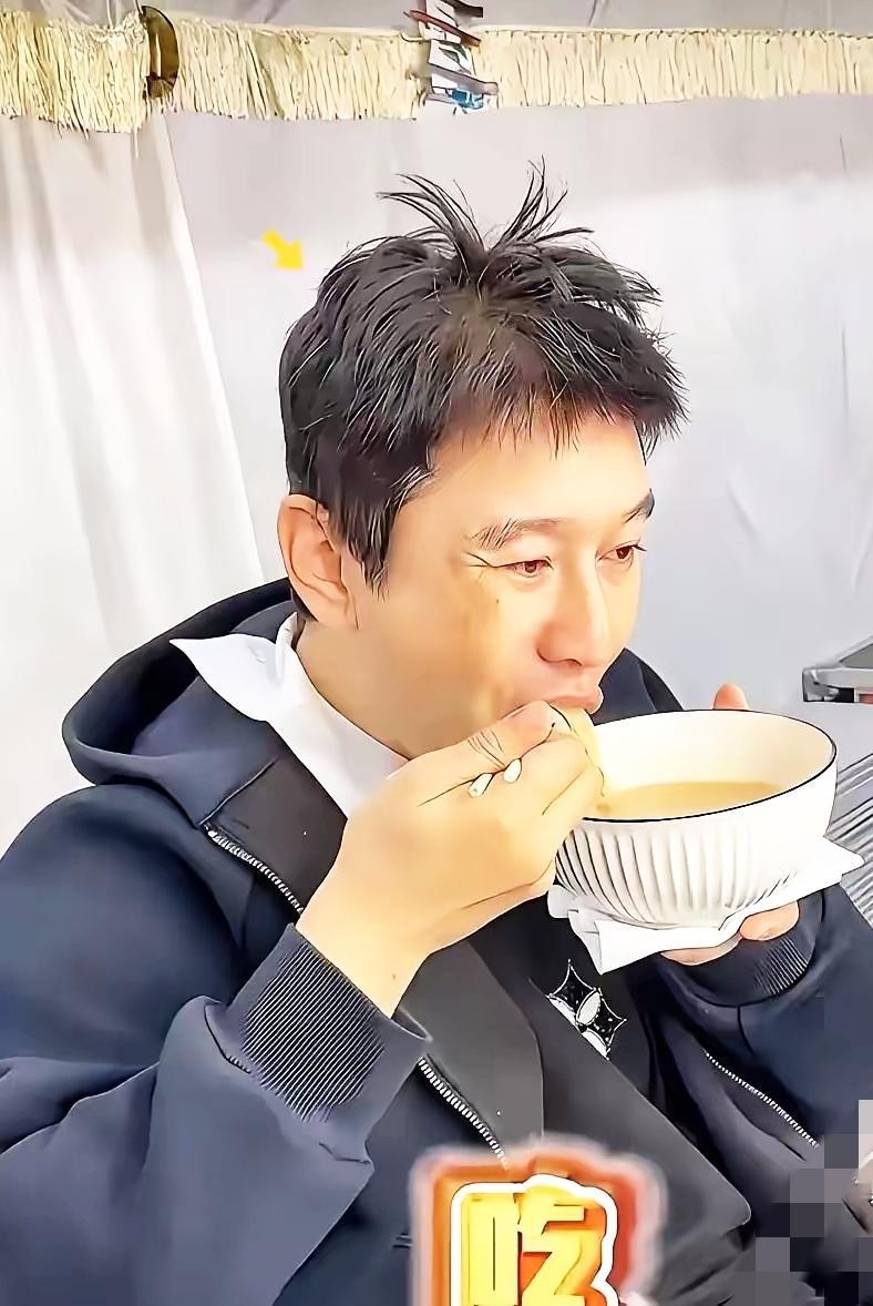 黄晓明最近没戴假发了，发量稀到能数清几根，这可不是人设崩塌，而是真刀真枪在治脱发