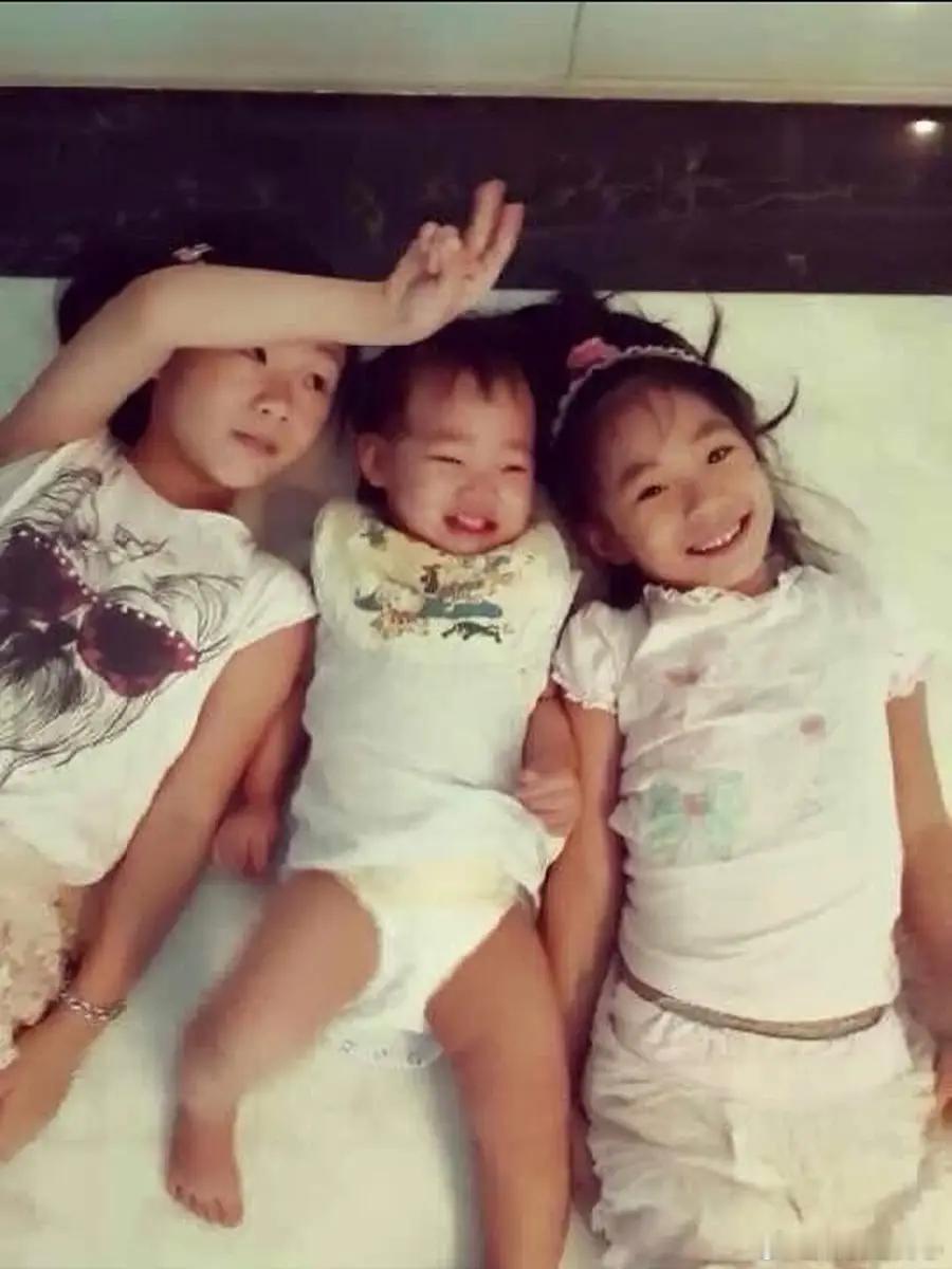 小S二女儿Lily晒18岁庆生照穿白裙长发披肩气质温婉近日，小S二女儿Lil