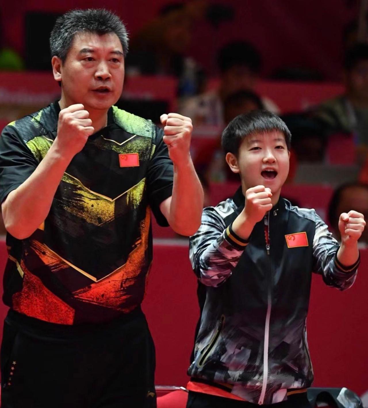 李隼一句话，莎莎鼻酸了……我们也哭了李隼教练说：莎莎黄金八年，本该单打光芒万