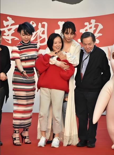 早在2005年，王京花提出离开华谊，她问旗下的艺人：“有谁想跟我走？”几十个艺人