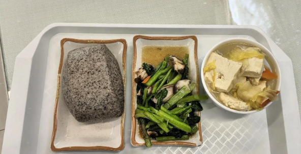 今日晚餐去小区食堂吃了一顿午饭，一菜一汤一馒头，花了13元。求给个评价。这种