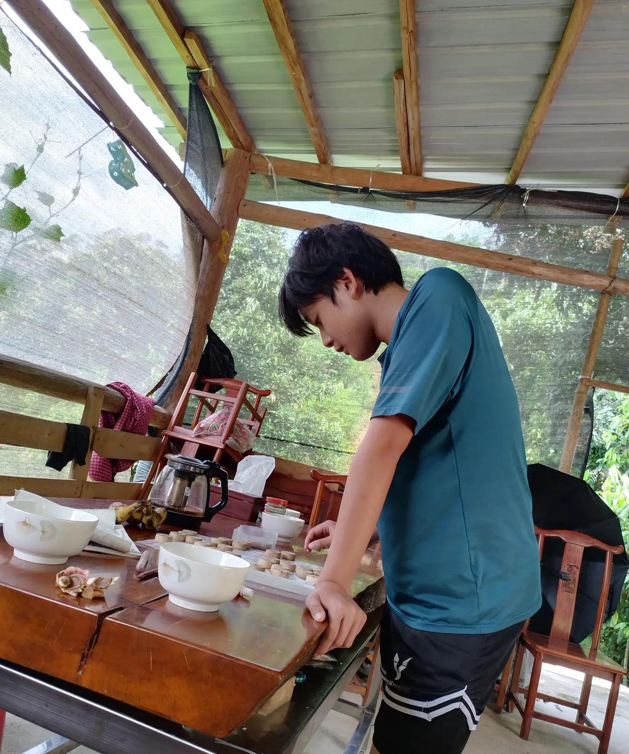 老师在班级群里说，学校还有一些床位，需要住宿的学生就申请。我儿子看到了，兴奋地