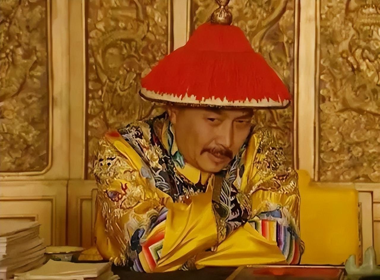 1727年，雍正派人将自己的三儿子弘时带到一间密室，他狠狠地对着弘时说道：“如今