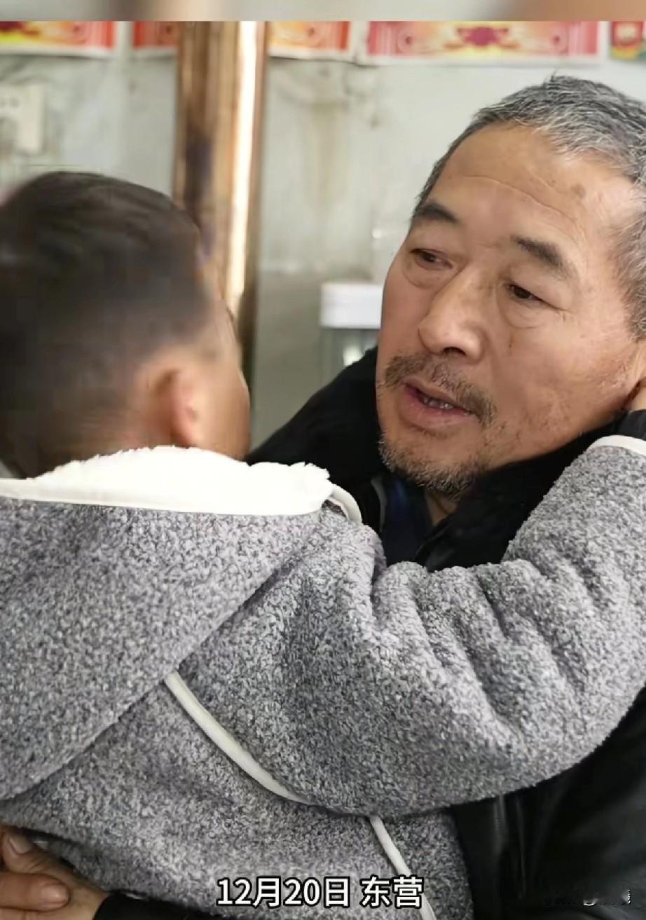 这就是冬天里的暖阳！近日，东营山东石油化工学院门口，一个卖糖葫芦的小摊总会被