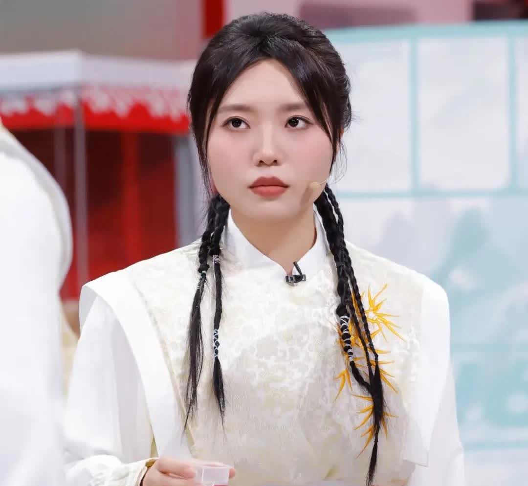 终于知道李雪琴资源好的原因了，​​不是因为她是北大学霸，​​也不
