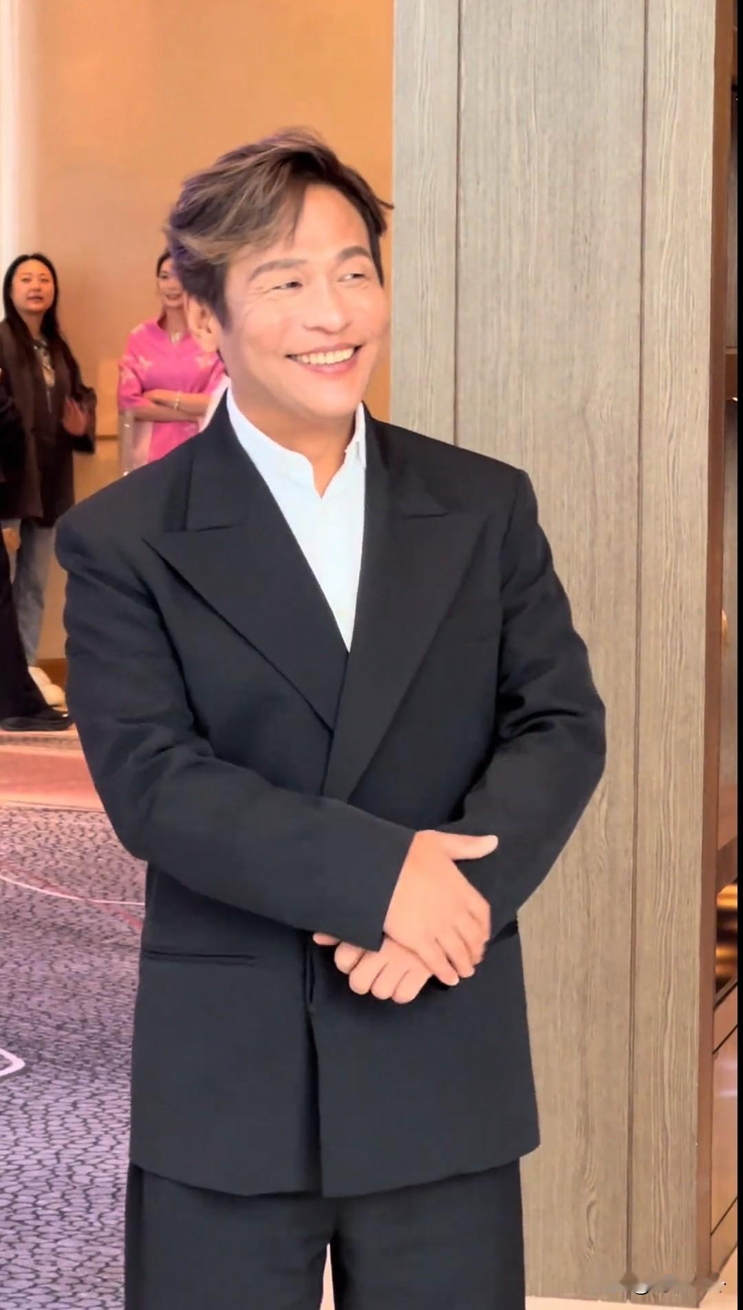 宋小宝这是在寻宝呐[捂脸哭][捂脸哭][捂脸哭]第一眼真没看出来是宋小宝，他好像变白了