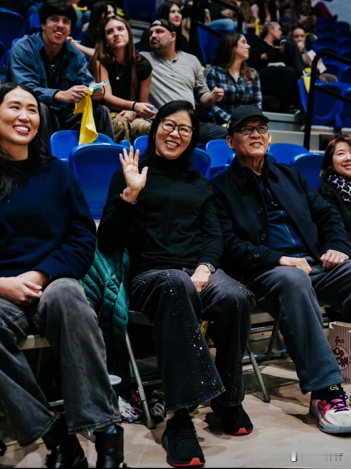 美国旅居的郎平夫妇带着女儿白浪到盐湖城支持女排队长龚翔宇比赛。郎平非常时尚，穿着