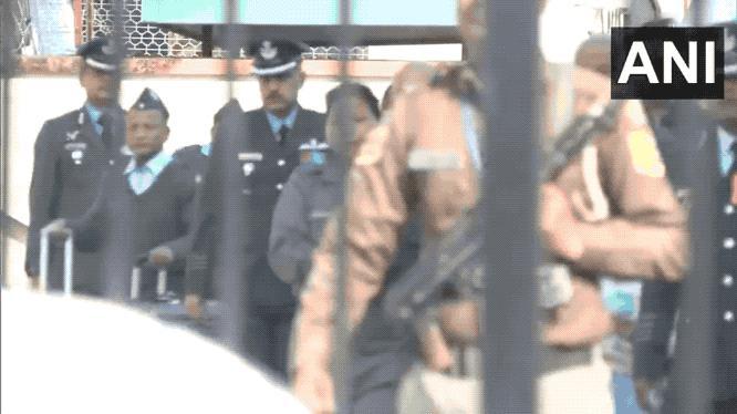 印度战机坠毁飞行员孤儿寡母亮相：妻子也是中校，痛哭流涕向丈夫行最后军礼！23日，