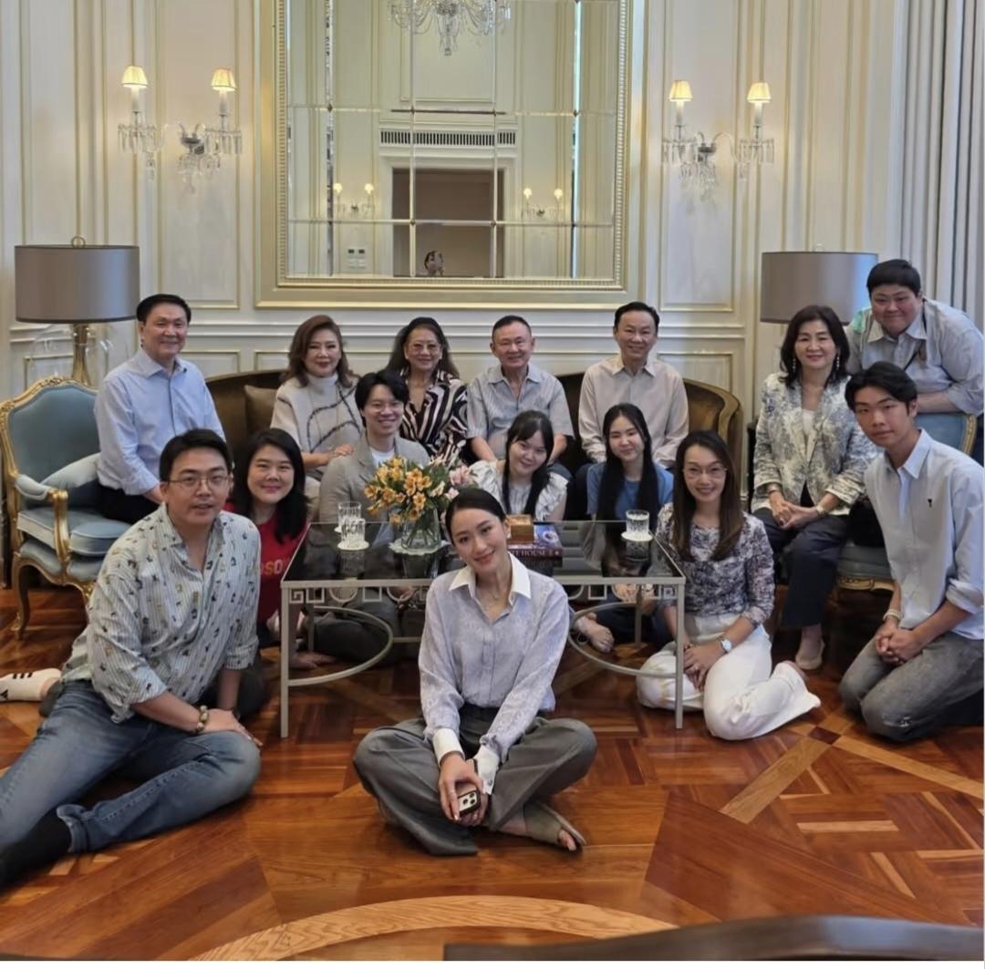 他信家族真团结啊，这张合影就是例证！这是他信，兄弟姊妹，以及各自孩子们的合影