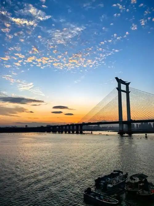 一分钟了解晋江市晋江市位于福建省的东南部，为泉州市下辖县。晋江市面积649平