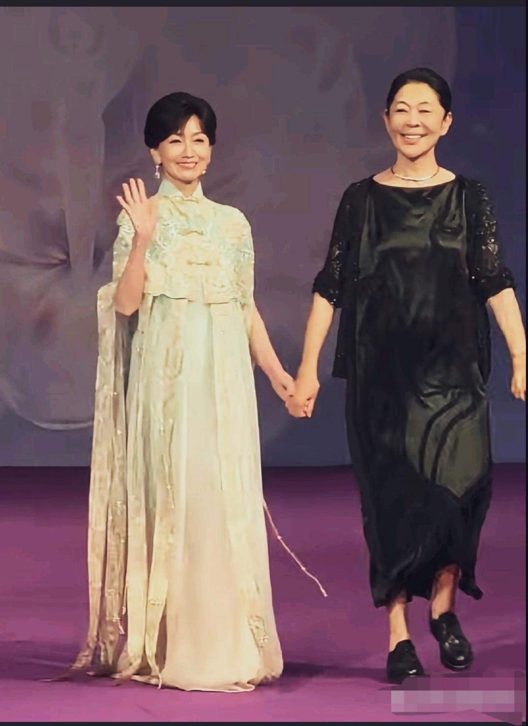 赵雅芝倪萍手牵手走红毯上，一位国风仙裙仙气飘飘。一位黑色休闲长裙洒脱大气。远看状