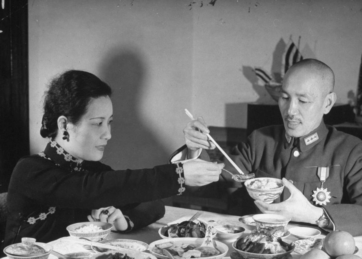 蒋介石私生活有多混乱？贴身秘书晚年才敢说破，宋美龄的做法绝了。蒋介石天性风流，虽