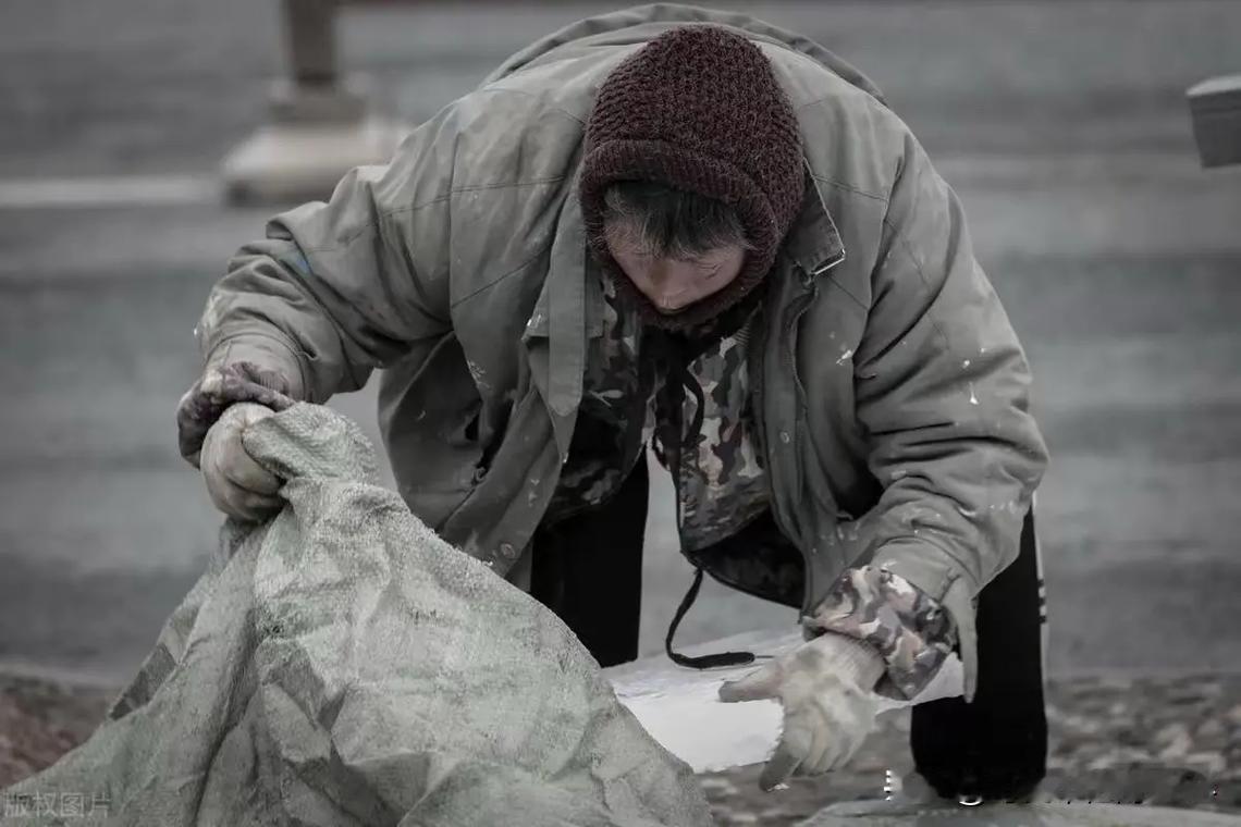 当年，村长仗着自己有五个儿子，在村里横行霸道，晚年现状很凄凉当年，村长仗着