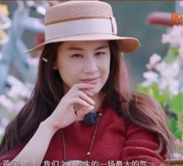 陈梦问黄圣依喜欢当演员吗？黄圣依不徐不慢的讲到，从小就喜欢唱歌跳舞，后来给爱好当
