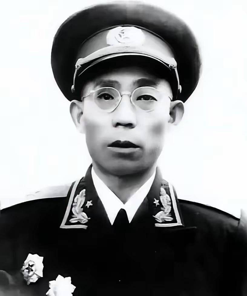 1936年秋，松潘草地深处，一个红军团长被五花大绑，即将枪毙。在此之前，贺龙只问