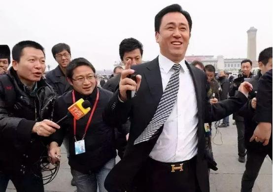 许家印一审被判无期徒刑后，不少人最疑惑的一个问题就是：当年银行为什么会一路放行，