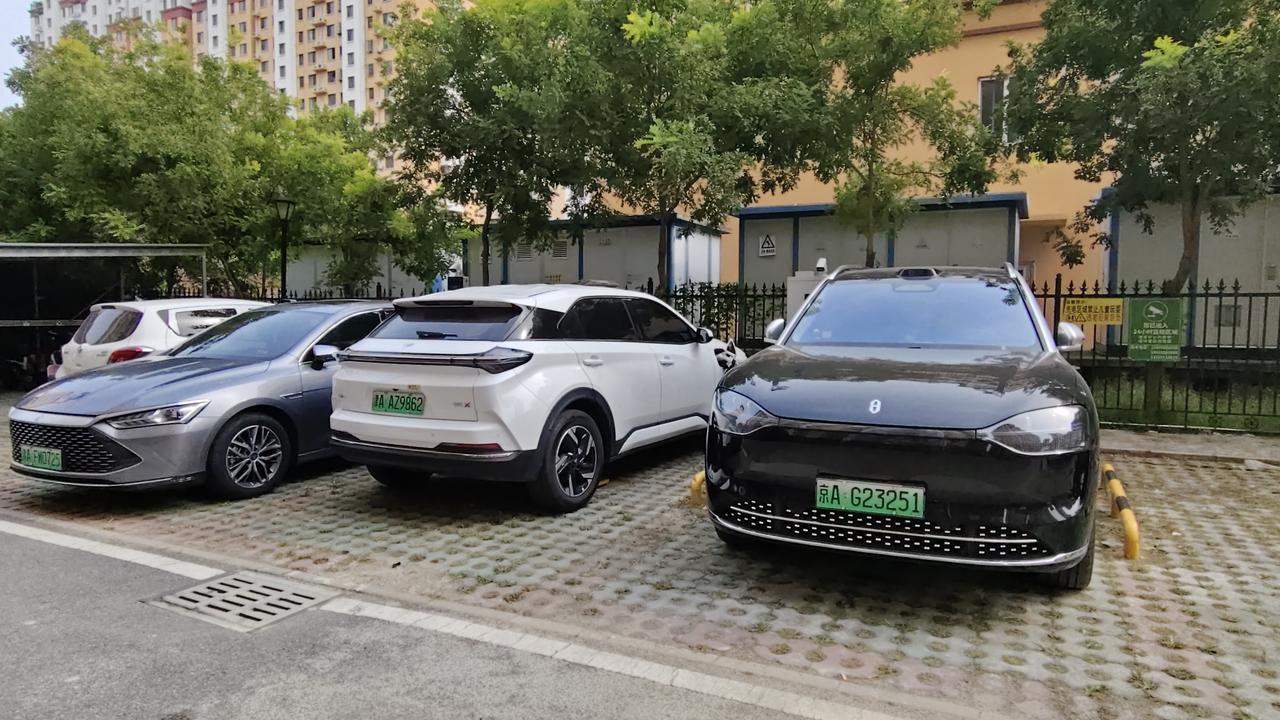 新能源汽车的渗透率快速增长，充电桩的普及功不可没！住宅小区特意开辟了一小块地