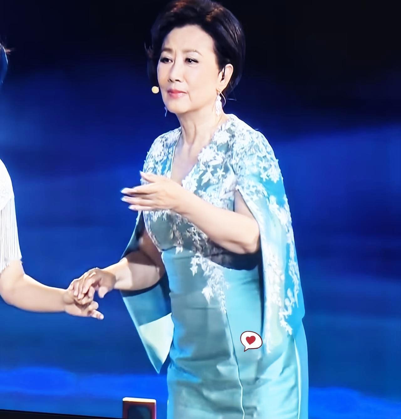 78岁汪明荃一出来我忍不住打了个激灵开始还以为是礼服的问题“后来才发现是发型