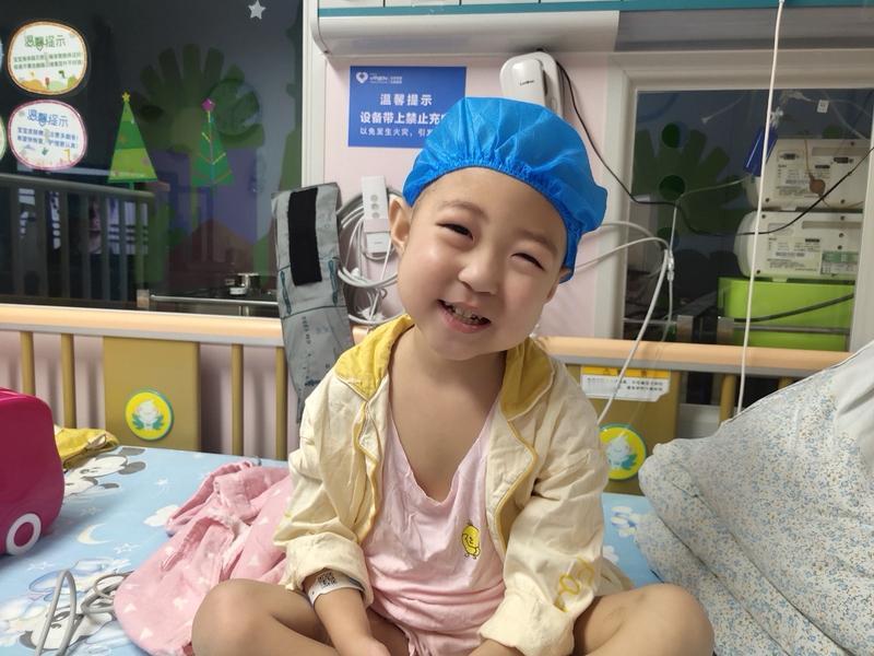 女童高烧20天鼻血止不住还反复住院，想想都让人心疼。小孩发烧流鼻血可能是鼻腔干燥