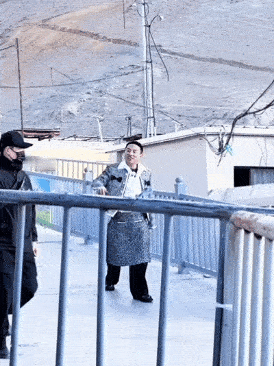 看徐志胜的表情，不像是被逼的啊小香风套裙，内搭卫衣长裤的操作堪称时尚泥石流天花板