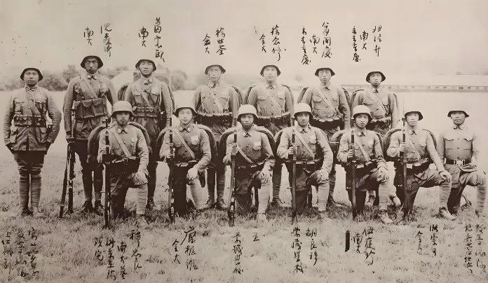 1937年4月，中央军校教导总队的学员在南京明孝陵训练留影。卢沟桥事变后，抗战全