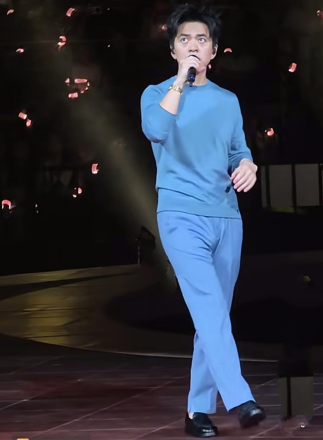 著名音乐人李健罕见一身蓝色休闲装亮相演唱舞台。李健一向喜欢衬衫或者