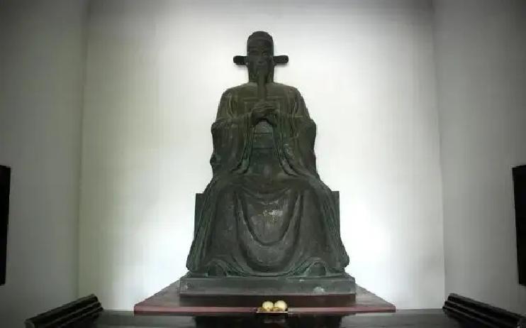 1402年，46岁的方孝孺被永乐帝朱棣下令诛十族，刑场上，行刑官把873人逐个押到方孝孺面前，当着他