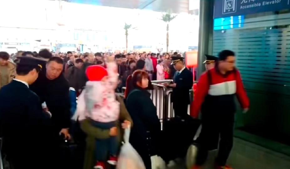 真的要被笑不活了，一男子买了一张2月8号凌晨0.20分的火车票，结果他硬是等到8