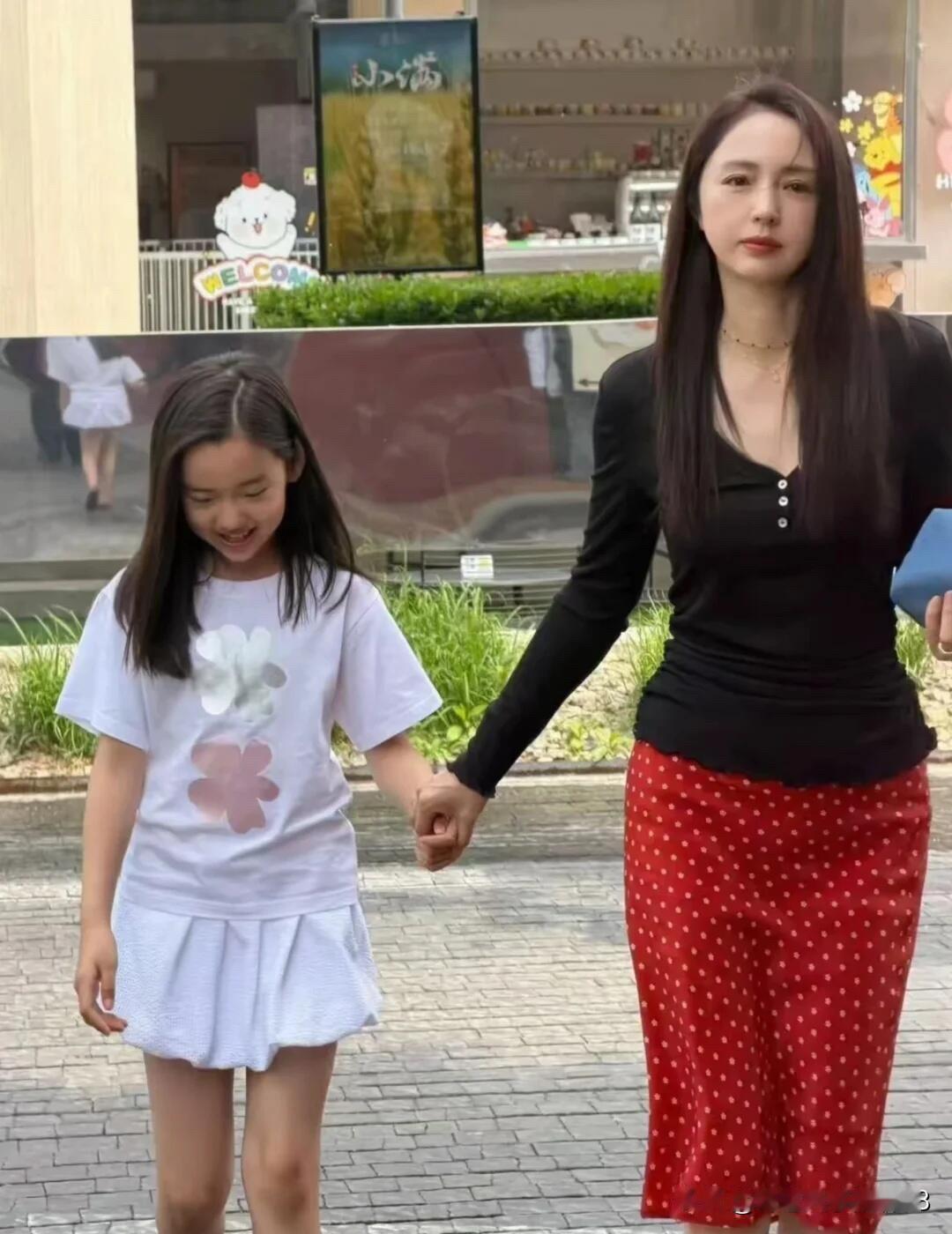 董璇把女儿养的很好，皮肤白净，可可爱爱的，大大方方，这么小就练舞蹈，以后长大了肯