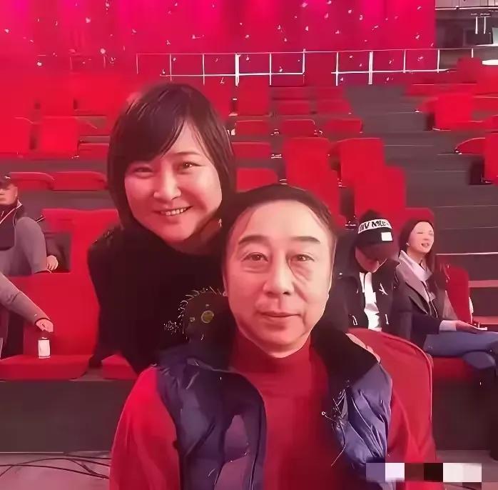 冯巩迎来67岁寿辰，现场温馨满满。徒弟贾玲罕见现身，她身着格子衫，亲切地搂着师父