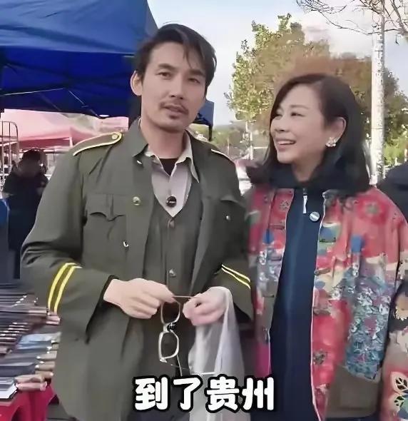在穿着打扮层面，张铎真的很照顾陈松伶呢，自己也不显老，但是为了不让别人觉得陈松伶