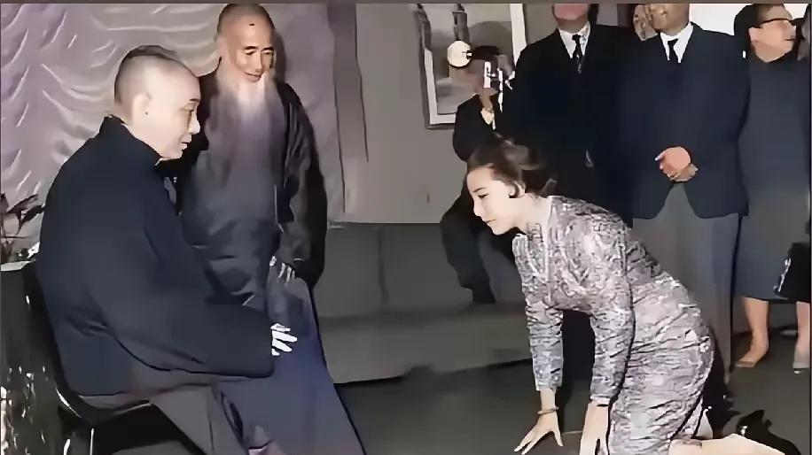 1968年，张大千的貌美四姨太正跪在地上拜师，她身穿一袭旗袍，姣好的身材显露无遗