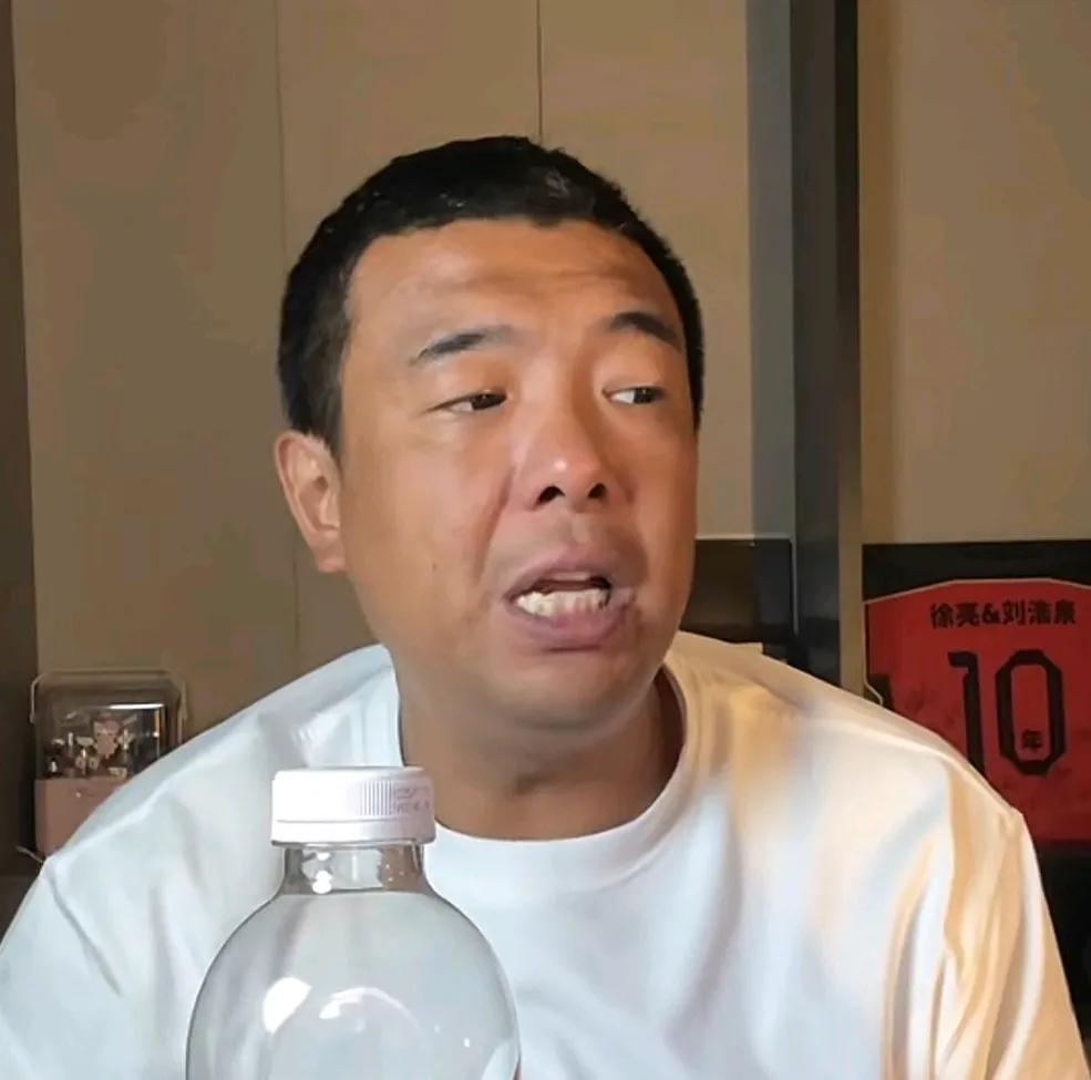 前国脚徐亮在直播间爆了一个料。他表示，2004年世预赛，国足主场对阵中国香港队