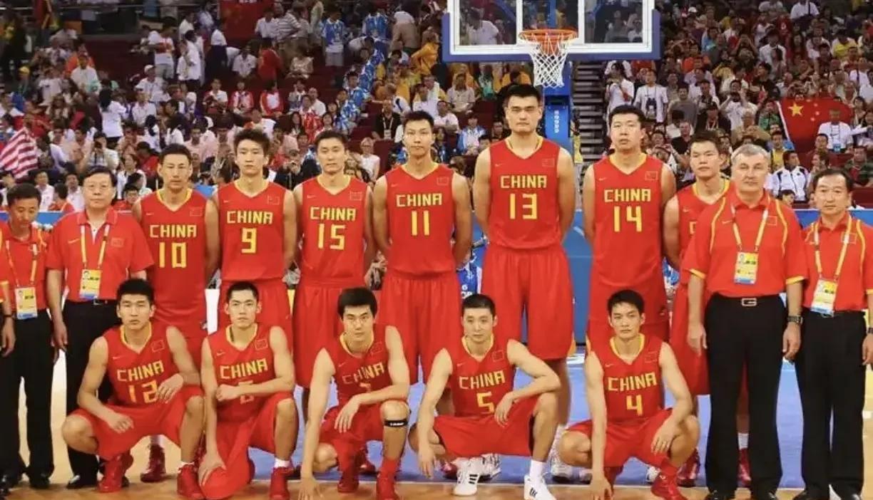 中国男篮历史最佳第一阵容和第二阵容1第一阵容中锋：姚明大前锋：易建联理