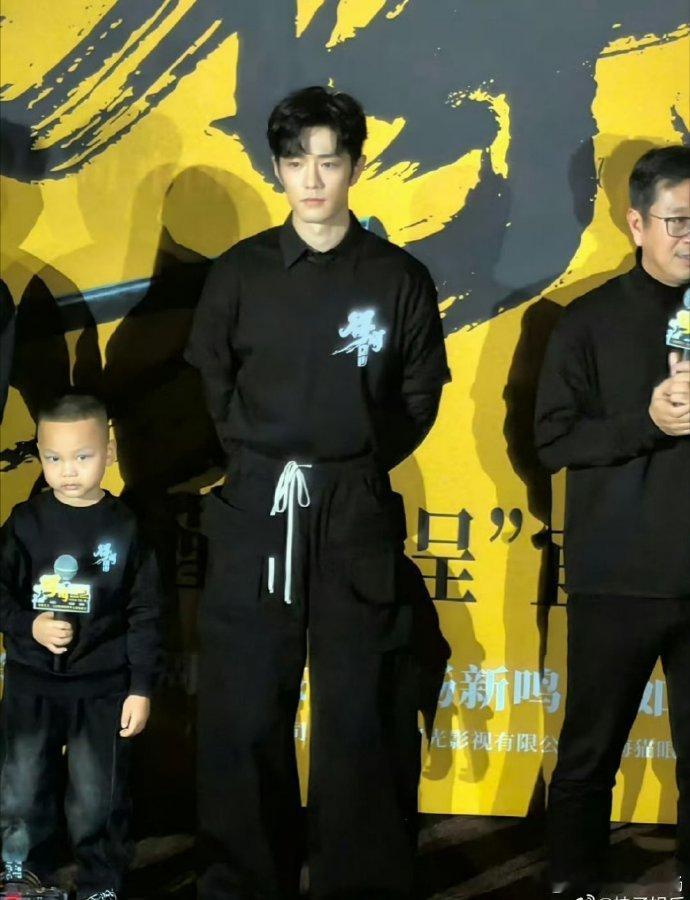 肖战路演内场生图谁不为这真实感心动！肖战路演内场生图里，和粉丝双向奔赴的互动超