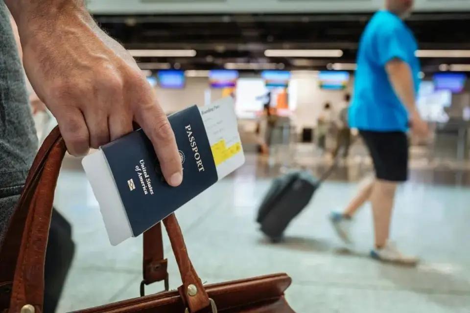 你以为那些富豪一窝蜂地往国外移民，只是为了那儿的环境好、教育好、医疗好？事实是