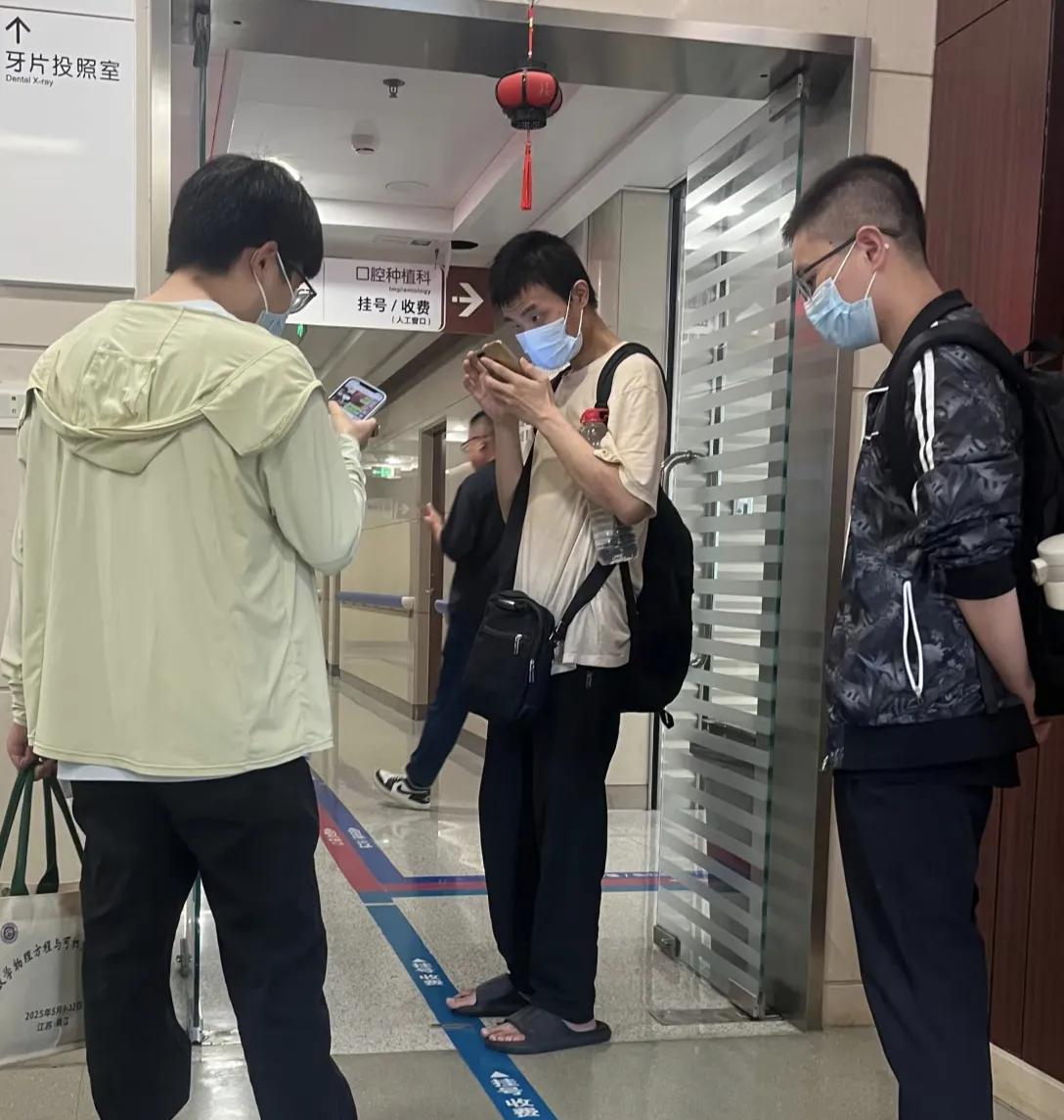 北大韦神低调现身医院去看牙科，穿衣打扮不修边幅，直接穿着拖鞋就来了，非常接地气！